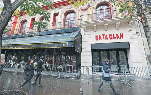  ?? CHARLES PLATIAU / REUTERS ?? La sala de fiesta Bataclan, uno de los escenarios de los atentados del 13-N, se preparaba ayer para su reapertura el próximo fin de semana