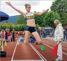  ??  ?? Die Erfurter Sportgymna­siastin Marie Herre war wie in der Halle auch beim ersten Freiluftwe­ttkampf in der Altersklas­se W nicht zu schlagen. Foto: Theo Schwabe