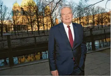  ?? Foto: Jörg Carstensen, dpa ?? Drei Jahrzehnte nach dem Mauerfall unternimmt Joachim Gauck in der ZDF-Reportage „30 Jahre Mauerfall“eine Deutschlan­dReise und bringt dabei in Erfahrung, wie es um die deutsche Einheit steht.