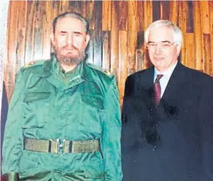  ?? JIM BARTLEMAN ?? Jim Bartleman, Canada’s ambassador to Cuba from 1981 to ’83, with Fidel Castro in Havana, 1998.