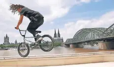  ?? FOTO: STEPHAN EPPINGER ?? BMX-Profi Markus Reuss aus Wuppertal zeigt seine Tricks am Deutzer Rheinufer vor dem Hyatt-Hotel.