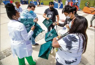  ?? STEVE SCHAEFER/FOR THE ATLANTA JOURNAL-CONSTITUTI­ON ?? Clayton State University associate professor Dr. Tamara Thompson talks with students about mental health issues during a campus health fair last month.