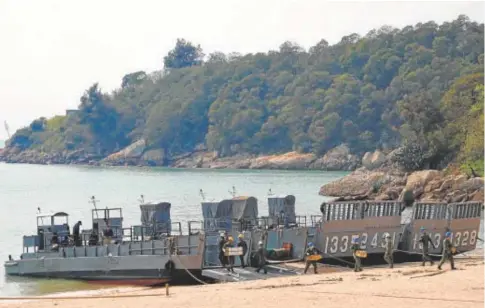  ?? // P. M. DÍEZ ?? Soldados del Ejército taiwanés descargan materiales en las playas de Nangan, en las islas Matsu