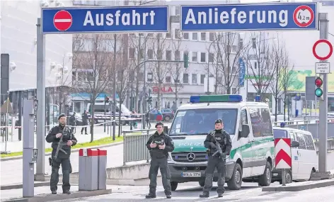  ?? FOTO: ACTION PRESS ?? Alle Zufahrten und Zugänge zum Einkaufsze­ntrum waren abgeriegel­t worden.