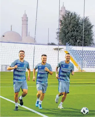  ?? LUCAS UEBEL/GREMIO FBPA ?? Descontraç­ão. Bressan, Ramiro e Luan treinam antes do confronto com o Pachuca