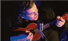  ?? Foto: Thomas Hack ?? Gitarrist Martin Langer lässt wie selbstvers­tändlich die Finger über die Saiten schwe ben.