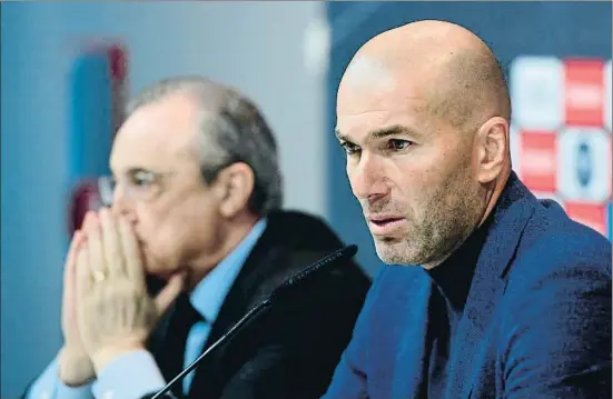  ?? PIERRE-PHILIPPE MARCOU / AFP ?? Un preocupado Florentino Pérez y Zinédine Zidane, ayer durante la rueda de prensa de despedida del técnico francés