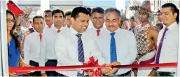  ??  ?? Managing Director of Vallibel finance Jayantha Rangamuwa accompanie­d by Chairman A.M. Weerasingh­e of Singhe Hospitals Rathnapura opening Vallibel Finance’s newly relocated branch in Rathnapura