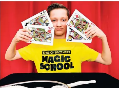  ??  ?? Früh übt sich: Der 14-jährige Finn Wahnemühl ist von der Zauberei begeistert.