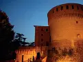  ?? Prima e ultimo ?? La Rocca di Dozza e a destra, il concerto arpa e flauto