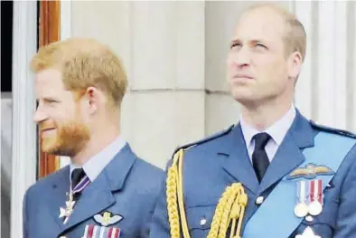  ?? EL PERIÓDICO ?? Los príncipes Enrique y Guillermo, vestidos de militar con condecorac­iones.