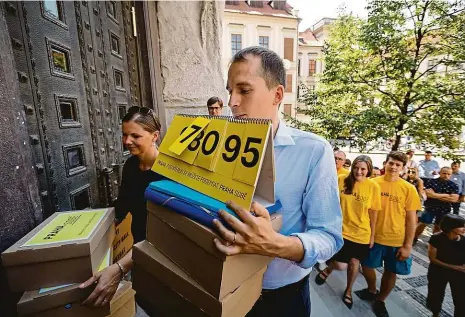  ?? Foto: František Vlček, MAFRA ?? Iniciativa Praha sobě, která se rozhodla opřít svou kandidatur­u o podpisy občanů, včera přinesla na magistrát hlavního města archy, na kterých je podle Jana Čižinského (na snímku) 97 095 podpisů obyvatel Prahy. Hnutí si ale nechalo zadní vrátka a...