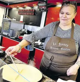  ?? BILD: Patrick Buck ?? Serviert Crêpes zum Mitnehmen an der nördlichen Wilhelmsha­vener Heerstraße: Tanja Pasquali-Meentzen