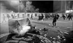  ??  ?? Ook een container werd in brand gestoken tijden deze protesten. (Foto: De Telegraaf)