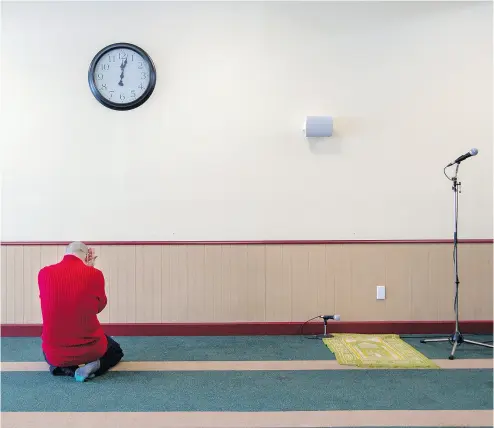  ?? PHIL CARPENTER / POSTMEDIA NEWS ?? A man is overcome with grief while praying at the Centre Culturel Islamique de Quèbec in Quebec City on Wednesday after some people were allowed inside for the first time since a mass shooting at the centre Sunday.