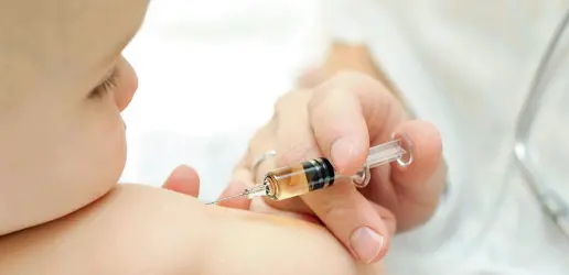  ??  ?? Sicurezza Un neonato viene sottoposto a vaccinazio­ne. Il primo della serie è quello antipoliom­elite, che prevede tre dosi