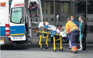  ?? ARCHIVO ?? Personal traslada en ambulancia a un paciente a un centro sanitario andaluz.