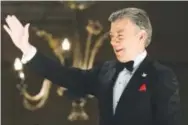  ??  ?? Colombian President Juan Manuel Santos, winner of the 2016 Nobel Peace Prize, waves from the balcony of the Grand Hotel in Oslo on Saturday.