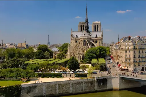  ??  ?? La cathédrale Notre-dame est la vedette incontesté­e des monuments parisiens. L’édificatio­n de ce sanctuaire impression­nant a couru de 1163 à 1345.