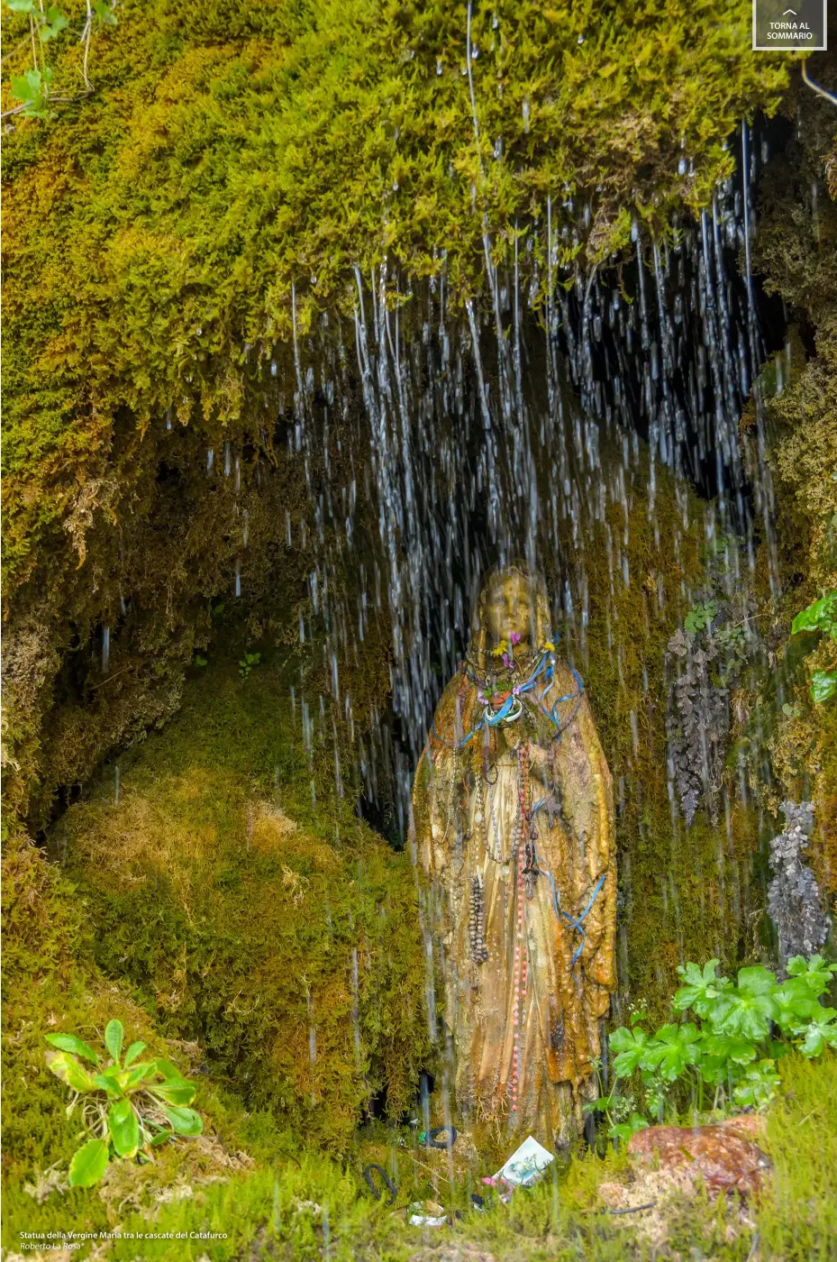  ??  ?? Statua della Vergine Maria tra le cascate del Catafurco Roberto La Rosa*
TORNA AL SOMMARIO