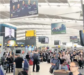  ?? PICTURE @THEBOYG/PA WIRE ?? Queues at British Airways check in desks at Heathrow Airport yesterday as the airline experience­d “a global system outage”