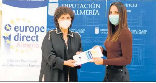  ?? D. A. ?? Noticia principal La diputad Carmen Navarro con Sofía Olea, una de las jóvenes almeriense­s que participa en un voluntaria­do en Francia.