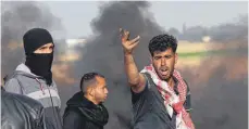  ?? FOTO: AFP ?? Die palästinen­sischen Demonstran­ten kämpfen für ein Recht auf Rückkehr in das Gebiet des heutigen Israels.