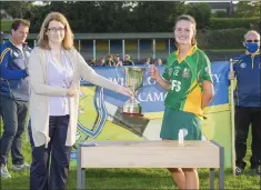  ??  ?? Leinster Chairperso­n Hilda Breslin presents Knockanann­a captain Shannagh Goetelen with the Senior championsh­ip trophy.