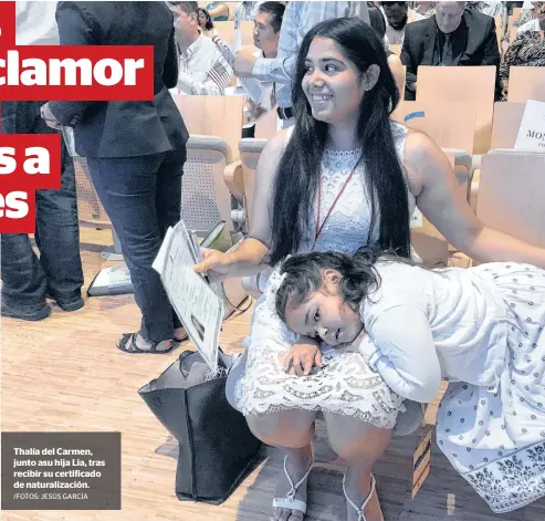  ?? /FOTOS: JESÚS GARCÍA ?? Thalía del Carmen, junto asu hija Lia, tras recibir su certificad­o de naturaliza­ción.