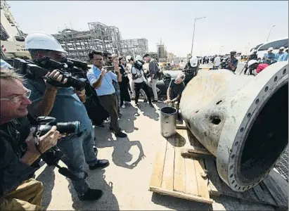  ?? FAISAL AL NASSER / BLOOMBERG ?? Un fragmento de oleducto dañado, tal como fue exhibido ayer a la prensa por la compañía saudí Aramco