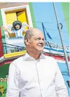  ?? FOTO: DPA ?? Olaf Scholz in Bueno Aires vor einer Diego-Maradona-Plastik.