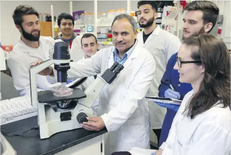  ?? NICK BRANCACCIO ?? Biochemist­ry professor Siyaram Pandey, centre, has been working on al alternativ­e to chemothera­py with his cancer research team. They are research assistant Chris Pignanelli, left, students Krishan Parashar, Fadi Mansour, Ali Mehaidli, Jesse Ropat and...