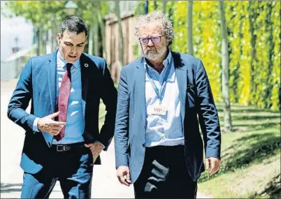  ?? PEDRO MADUEÑO ?? El presidente Sánchez ejerce de guía de John Carlin por los jardines de la Moncloa