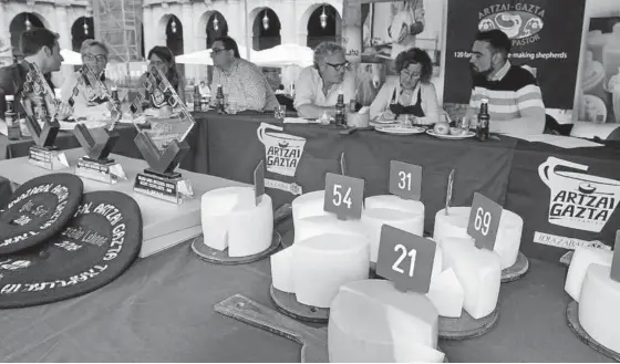  ?? Foto: Oskar González ?? Los catadores degustan los quesos antes de elegir a los ganadores.