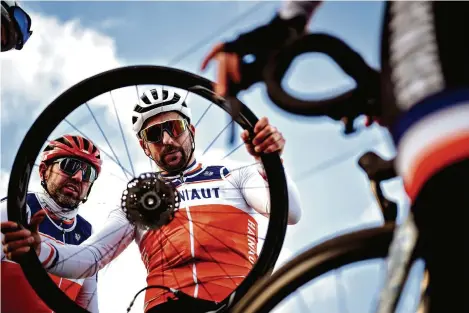  ?? (23 FÉVRIER 2024/ANOUK FLESCH) ?? Des profession­nels s’apprêtant à participer au Grand Prix de Denain, considéré comme une préparatio­n au Paris-Roubaix.