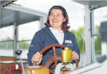  ?? FOTO: ALEXANDER KAYA ?? Kapitänin Julia Thanner auf dem Ulmer Spatz, dem Schiff der Donau-Iller Lebenshilf­e.