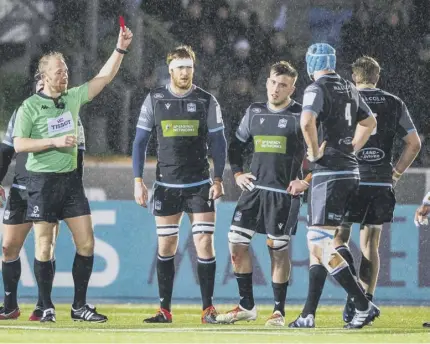  ??  ?? 0 Matt Fagerson, centre, is shown a red card in last week’s match against La Rochelle.