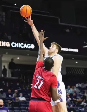  ?? NAM Y. HUH/AP ?? Northweste­rn center Ryan Young (13 points) puts up a shot against NJIT’s Souleymane Diakite.