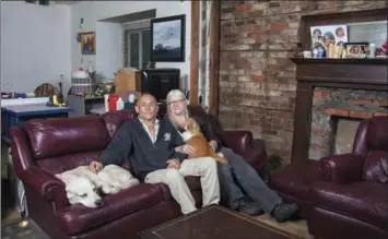  ?? PHOTOGRAPH­S COURTESY OF MINA AO ?? Left: Tom Reape and his wife, Diane Denny-Reape, with their dog and cat.