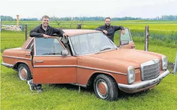  ?? FOTO: PR ?? Johannes Pfetsch (links) und Musikverei­nsvorsitze­nder Mark Lintl mit dem zu versteiger­nden Oldtimer.