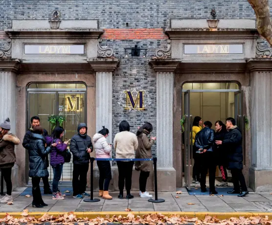  ?? ?? From left: Customers queue outside Lady M store in Shanghai, China; berry trifle
Previous pages: A slice of opera cake