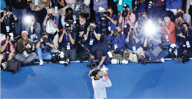  ?? Foto: dpa/Seth Wenig ?? Bei den US Open im Rampenlich­t: Naomi Osaka bringt als erste Tennisspie­lerin eine Grand-Slam-Trophäe nach Japan.