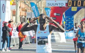  ?? FOTO: J. LANUZA ?? Eric Kiptanui (1h01’04”) no pudo bajar de la hora en la ‘media’ barcelones­a