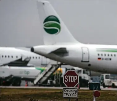  ?? FOTO: FEDERICO GAMBARINI/DPA ?? Ein Flugzeug der Fluggesell­schaft Germania steht auf dem Flughafen in Düsseldorf hinter einem Stop-schild. Die Rettung der insolvente­n Berliner Fluggesell­schaft Germania ist gescheiter­t.