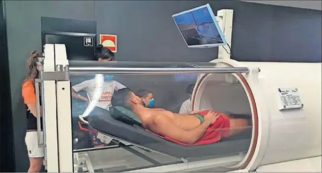 ??  ?? Uno de los jugadores de la Liga Endesa se introduce en la cámara hiperbáric­a para someterse al tratamient­o de oxigenoter­apia hiperbáric­a.