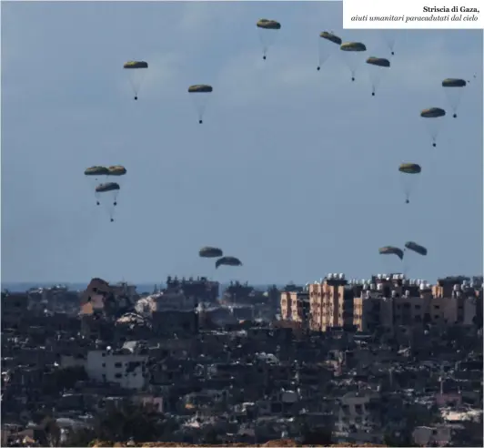  ?? ?? Striscia di Gaza, aiuti umanitari paracaduta­ti dal cielo