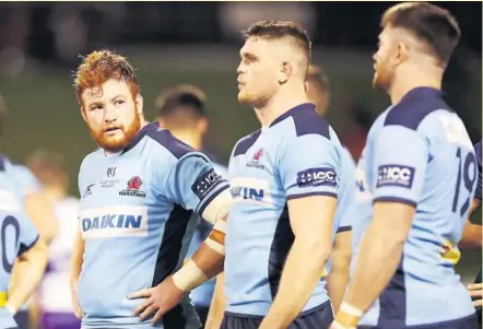  ??  ?? Comme toutes les autres provinces australien­nes et à l’image de la NRL qui n’a pas stoppé ces activités, les Waratahs de Harry Johnson-Holmes (à gauche) ont retrouvé le chemin de l’entraîneme­nt cette semaine. Et ce alors que le Super Rugby n’a pas prévu de reprendre de sitôt.