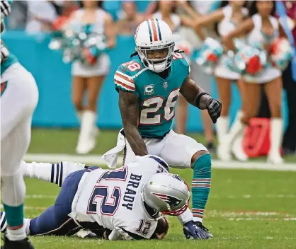  ?? DAVID SANTIAGO dsantiago@miamiheral­d.com ?? Bobby McCain, sacking Tom Brady in early 2019, doesn’t blame his shoulder injury on the rigors of playing safety, saying, ‘It’s football.’