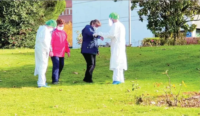  ?? EFE ?? El equipo que dirige Socorro Martínez Ríos enseña a andar a los pacientes que han superado la covid-19