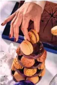  ??  ?? FÉERIES CÉLESTES Pour sa collection de Noël, Pierre Hermé nous invite dans un univers aux mille saveurs. Ses Pyramides Infiniment Macaron accueillen­t dans leurs alvéoles en chocolat la palette d’un assortimen­t de 18 ou 42 macarons. Pour son édition limitée, sa bûche Fleur de Cassis se présente sur un socle lumineux faisant scintiller son écrin à minuit sonné.